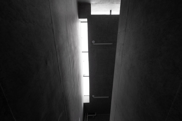 灰色混凝土建筑的天花板图片下载