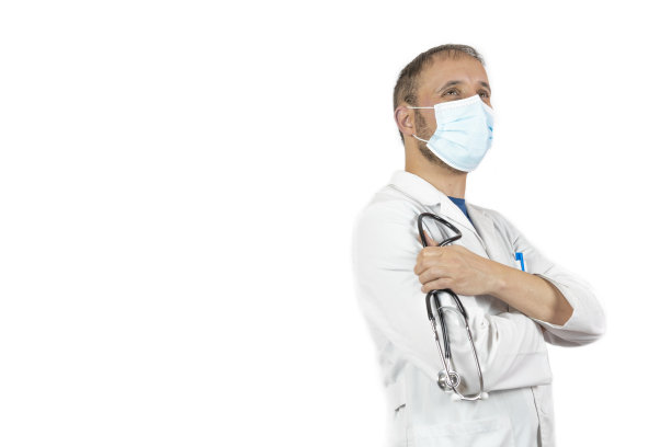男性医生站在一旁，白色背景上孤零零地放着听诊器图片下载