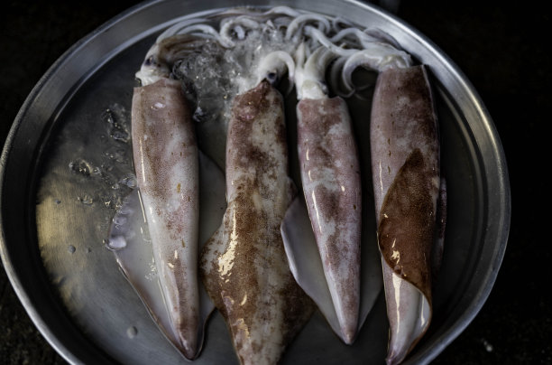 在泰国春武里坂榕河海鲜市场出售的新鲜章鱼图片下载