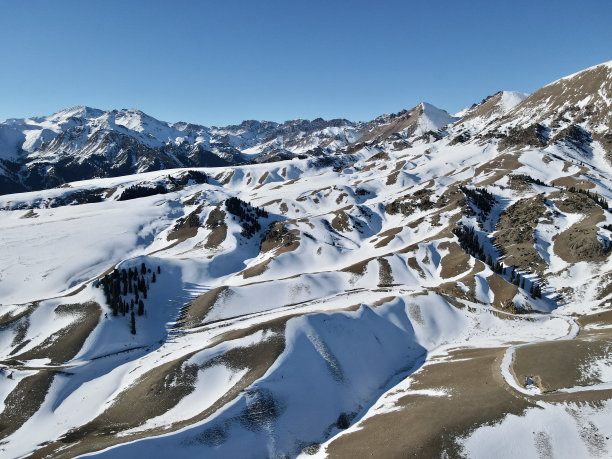 雪后的山和雪原图片下载