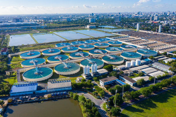 饮用水处理厂鸟瞰图。饮用水生产和分配的微生物学图片下载