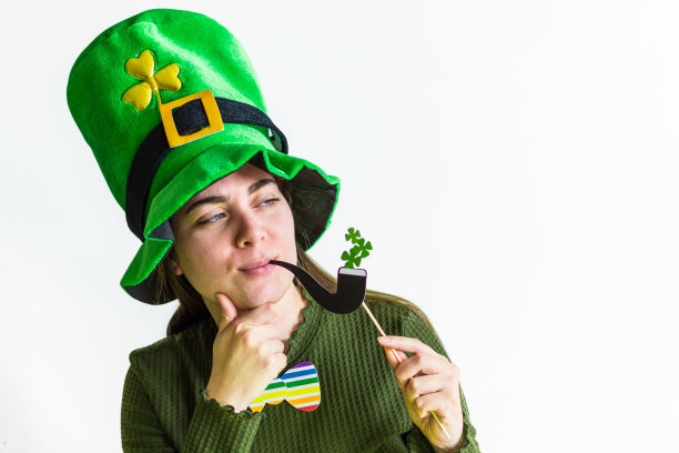 快乐的年轻女子戴着一顶绿色的帽子-圣帕特里克节图片下载