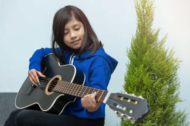 一个墨西哥女孩在学弹吉他图片下载