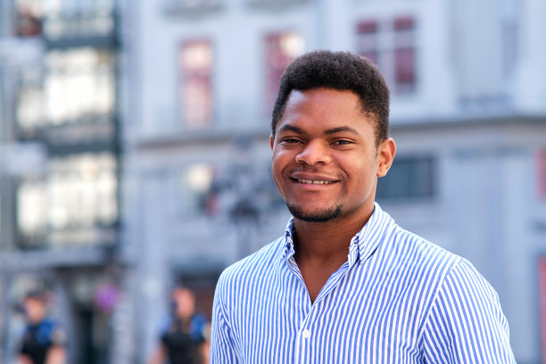 身着正装的非洲商人肖像图片下载