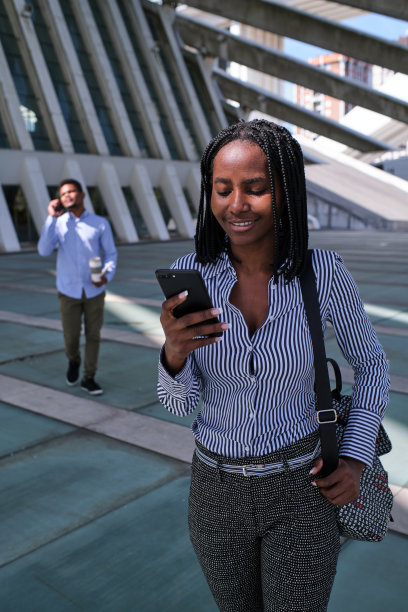 两个非洲商人愉快地走在金融区图片下载
