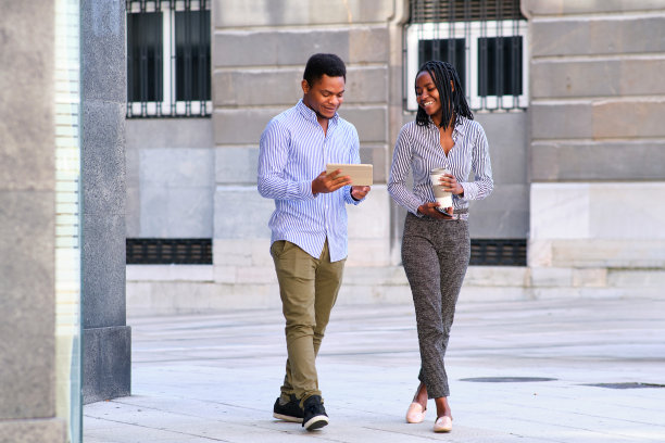 走在街上的商务人士使用的是平板电脑图片下载