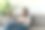 一个成年女性坐在沙发上用笔记本电脑工作图片下载