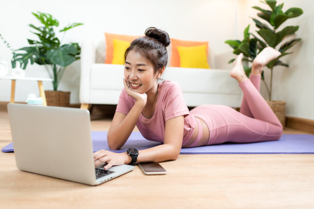 健康的生活方式年轻女子健身健身房的身体苗条。年轻女孩在客厅锻炼在线。健身教练锻炼健身。饮食与健康运动概念图片下载