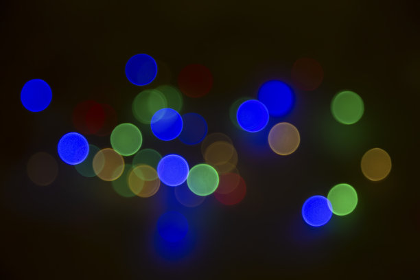 抽象的背景，黑色背景上的彩色散景图片下载