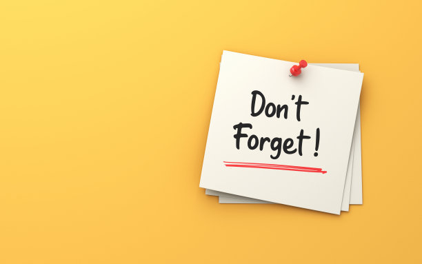 别忘了!手写便利贴和蓝色背景上的红色图钉图片下载