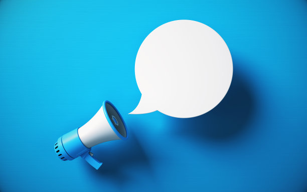 空演讲气泡和扩音器上的蓝色背景概念宣布图片下载