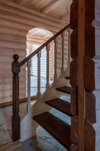 木屋里的木楼梯。建筑和设计。图片下载