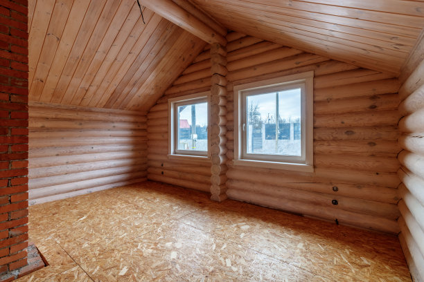 一栋由内而外的两层小木屋，坐落在针叶云杉松林中图片下载