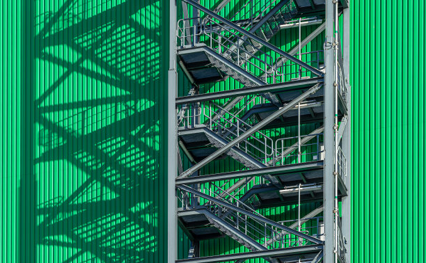 楼梯对着绿色墙壁的低角度视图图片下载