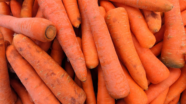水果市场上的一堆胡萝卜图片下载
