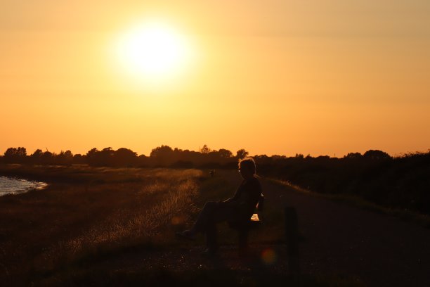 黑色剪影坐在日落图片下载