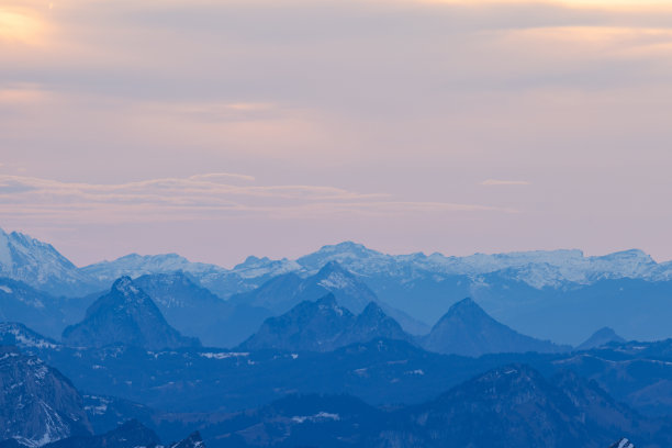 瑞士阿尔卑斯山上令人惊叹的雪峰。这里的冰终年不化。全球变暖。图片下载