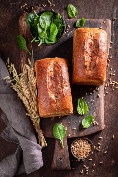 美味的菠菜面包由绿叶和小麦制成。图片下载