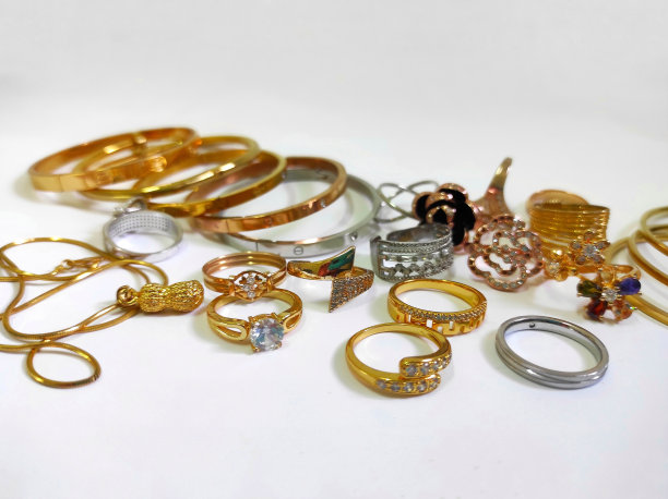 黄金和铂金首饰。图片下载