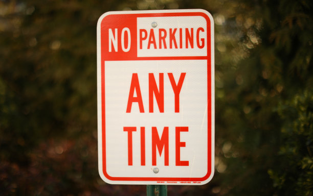 日间道路信息停车标志图片下载