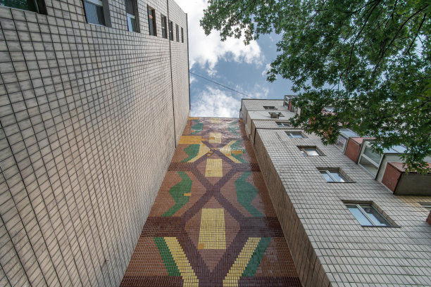 苏联住宅的面板公寓楼的外立面墙，内衬抽象的莫扎伊风格和釉面瓷砖。自底向上的视图。图片下载