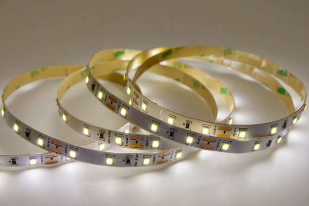 LED条闪亮，灯带。用于室内装饰的二极管条纹。特写镜头图片下载
