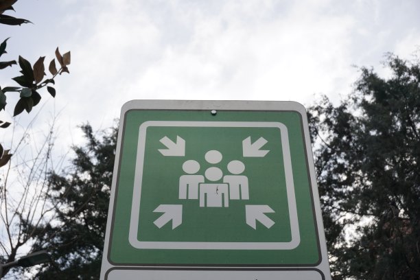 紧急集合区标志，绿色背景上的白色形状图片下载