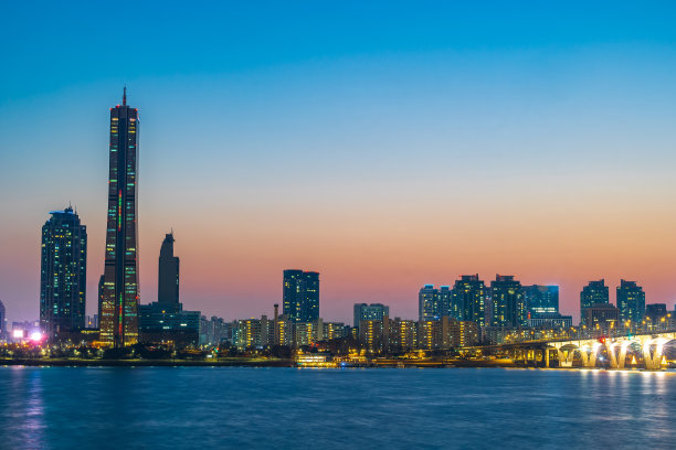 日落时分的首尔汝矣岛夜景图片下载