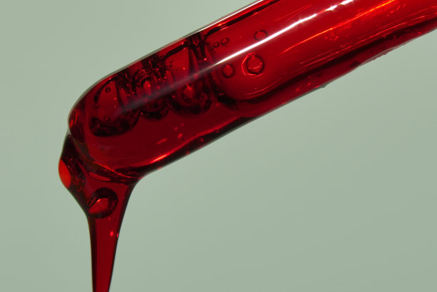 在化学实验室中提取被测产品和红色溶液的实验室试验、设备和玻璃器皿。有空间复制。高质量照片图片下载