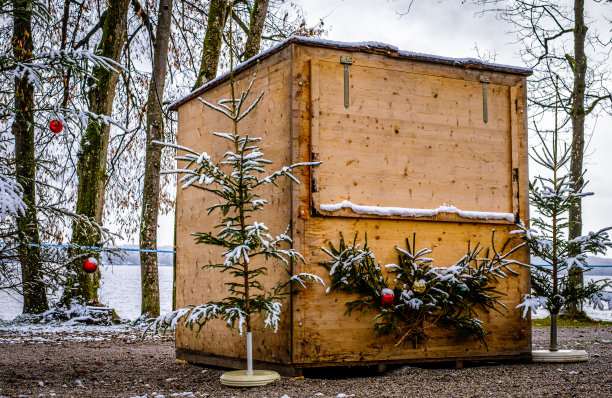 市场上的木制销售摊位图片下载