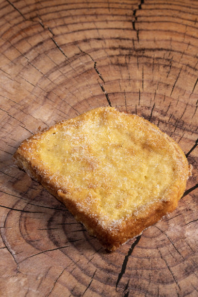 (Torrijas)在牛奶中浸泡的油炸面包，加入香草、肉桂、柠檬和鸡蛋，背景是木制的。典型的复活节甜点。传统节日美食的概念。图片下载