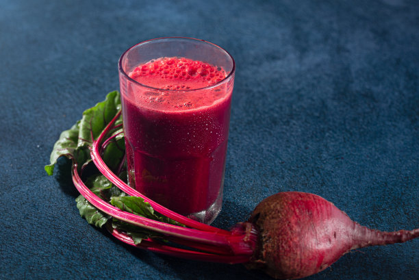 新鲜的自制红甜菜汁图片下载