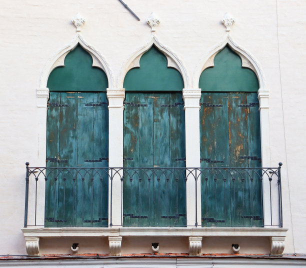 带阳台的石墙和窗户的地中海老房子的照片。威尼斯的建筑。图片下载