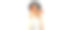 美丽的年轻女子的肖像与红色心形棒棒糖吹她的嘴唇与口红送甜蜜的空气吻戴太阳镜，黑色圆帽在白色背景图片下载