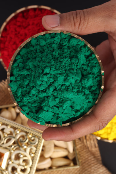 顶部特写视图的彩色有机干粉啤酒古勒在传统的铜碗庆祝胡里节的色彩在印度图片下载