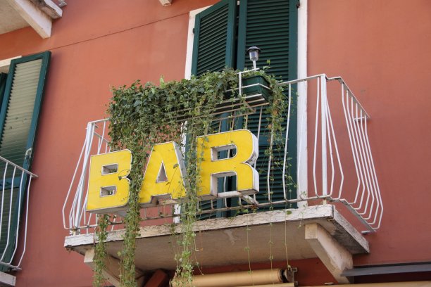 阳台上写着“酒吧”的牌子图片下载