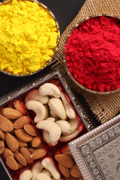 胡里节庆祝彩色有机干粉啤酒在传统的黄铜碗与干果印度的节日图片下载