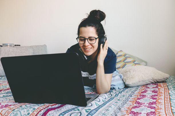 女孩在家里听音乐工作图片下载