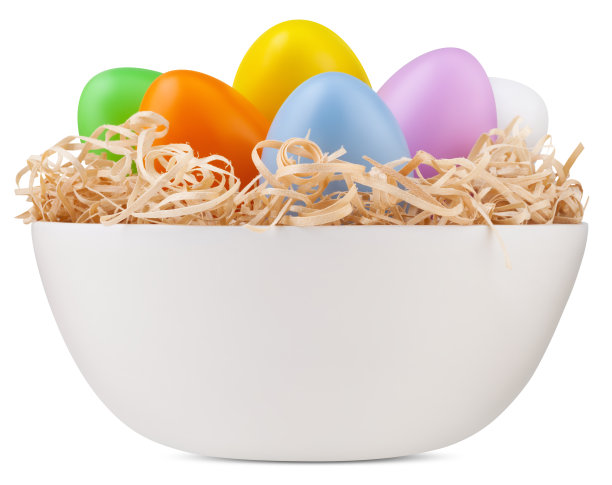 快乐的复活节装饰，装满彩色彩蛋的篮子放在稻草窝上，孤立在白色背景上。模板礼品贺卡，广告促销购物销售横幅或门票价格图片下载