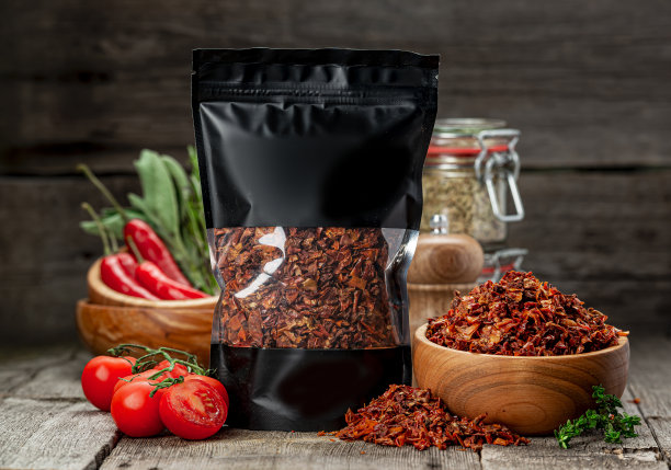 真空包装的番茄干。红色番茄干。图片下载