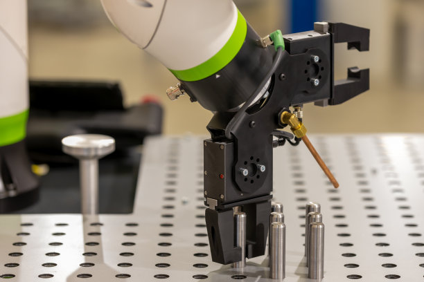 自动机械臂抓取铁片图片下载