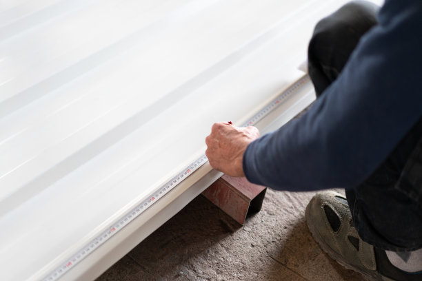 金属工人测量铁块以切割图片下载