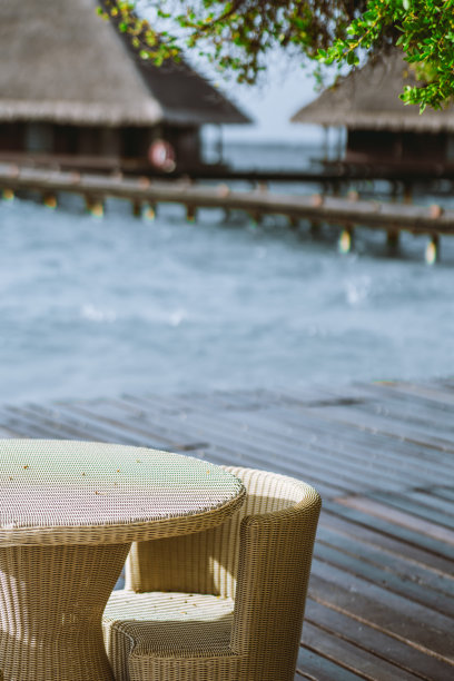 海边的露台用餐家具图片下载