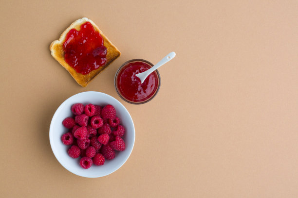 一杯红茶和覆盆子果酱烤面包图片下载