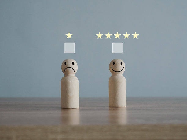 木桌上有笑脸和臭脸的木偶图片下载