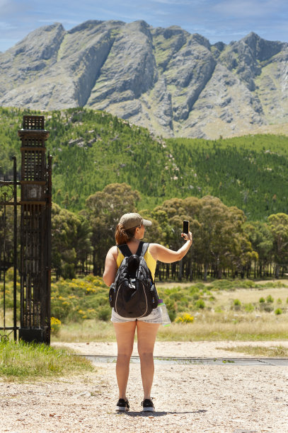 一名中年阿根廷妇女在埃内斯托托恩奎斯特省立公园拍照图片下载
