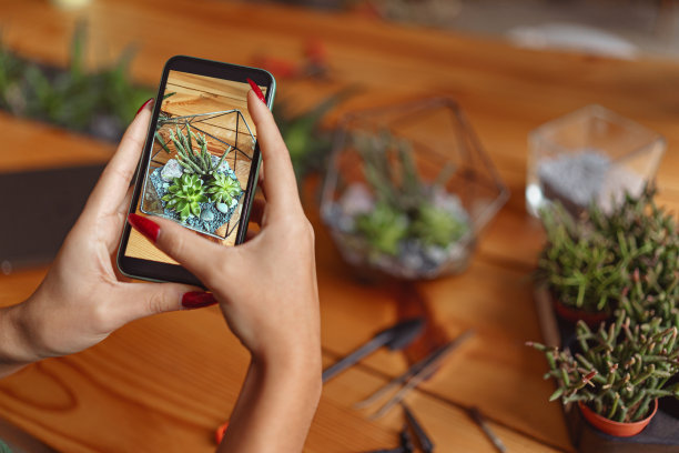 花商与她的植物的照片在社交媒体上发布的特写图片下载