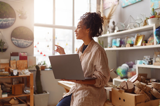 成功的女性装饰工作在线从自己的艺术工作室和检查客户的订单图片下载