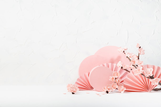 温柔的节日情人节背景-分支粉红色樱花，粉红色的圆圈，纸扇作为场景在白色的内部，展示化妆品，商品，品牌，设计，卡片，海报的模型。图片下载