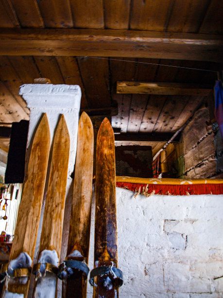 火炉边的老枫树狩猎滑雪板。图片下载